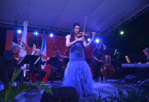 La violinista Aisha Syed durante la Noche de música clásica en la 28 Bienal Nacional de Artes Visuales 2015.
