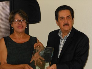 Taty Hernández entrega reconocimiento al poeta Tony Raful. 1