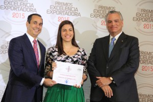 Foto 2 - Anita Blanco, de Laboratorio JM Rodríguez, recibe certificado de Sadala Khoury y Luis Espinola.