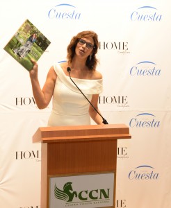 Foto 3 - Candy Lara en la presentación de su libro.