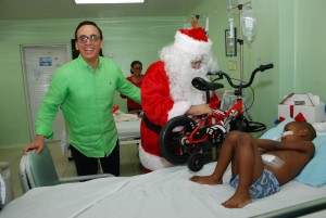 Luis Manuel y Dr, Santa entregan un velocípedo
