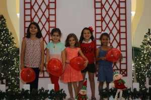 Niños y niñas recorrieron el lugar, recibieron globos y compartieron sus deseos con Santa Claus.