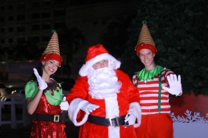Santa Claus y los duendes de la villa navideña compartieron con los asistentes.