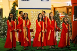 Un coro amenizó la velada con villancicos y canciones tradicionales. 2