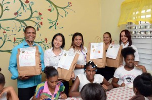 Empleados de Accor hacen entrega de provisiones a las jóvenes del Hogar de Niñas