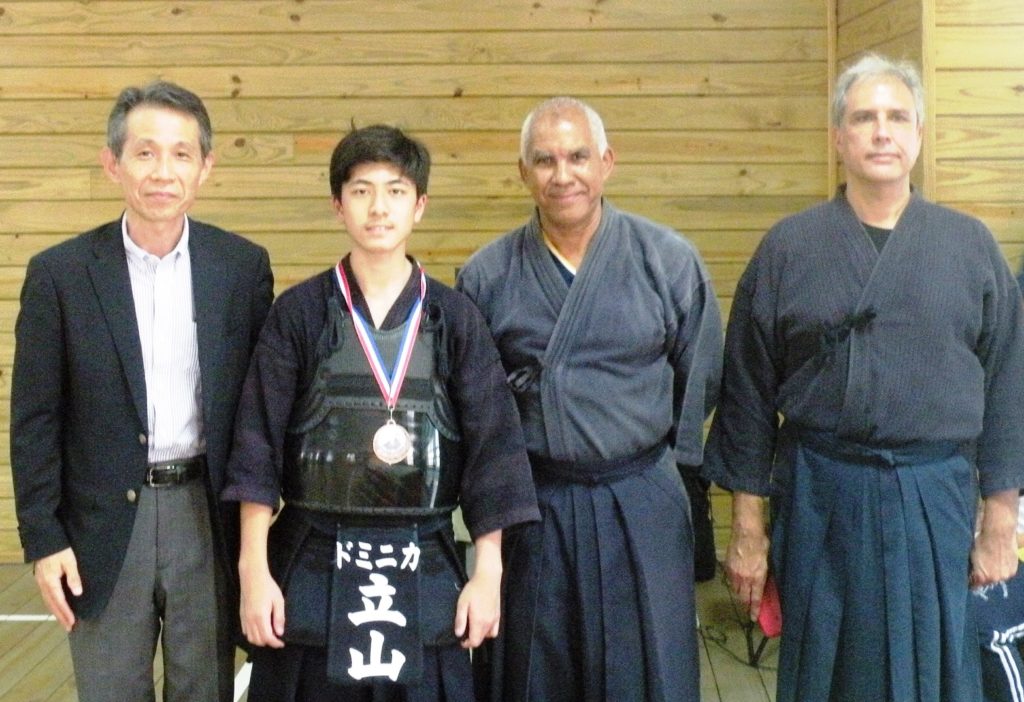 2.- Hideyuki Tateyama, finalista de segundo, su padre, Reynado Castro y Orlando Sturla.KENDO.UASD...