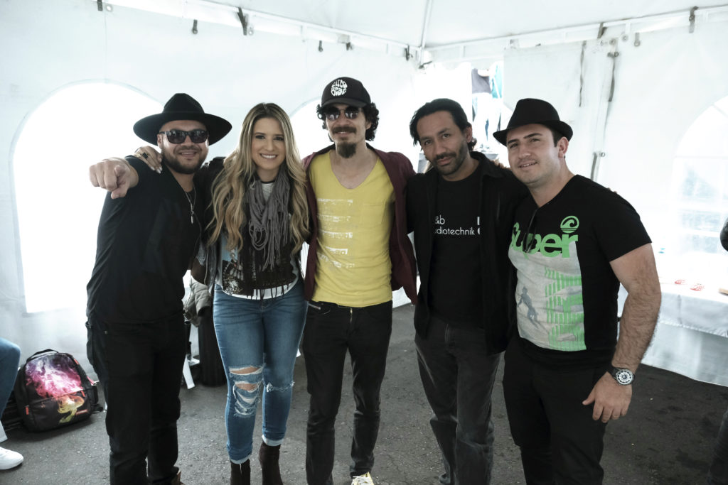 Nathalie con los musicos que le acompañan en su gira por Colombia