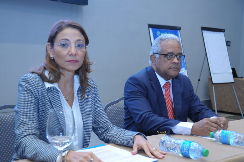 La Dra. Alma Morales de la OPS y el ministro de Salud Dr. Sánchez Cárdenas