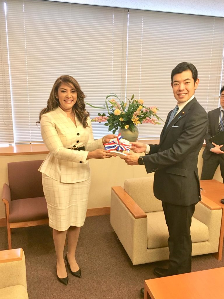 La ministra Robiamny Balcácer y el viceministro parlamentario de la Cancillería de Japón, Kiyoto Tsuji