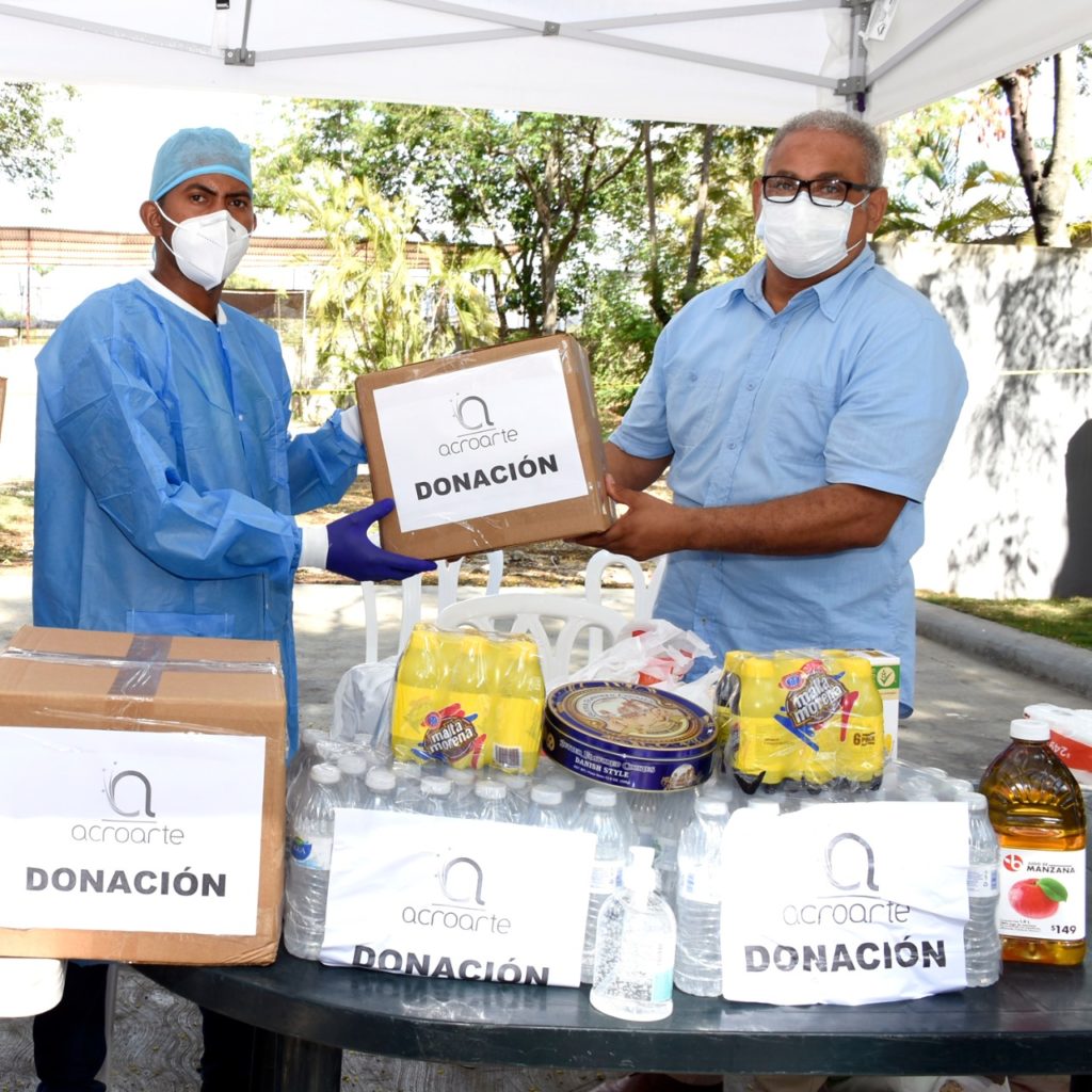 El señor Ortega recibió el donativo de parte del presidente de Acroarte Alexis Beltré